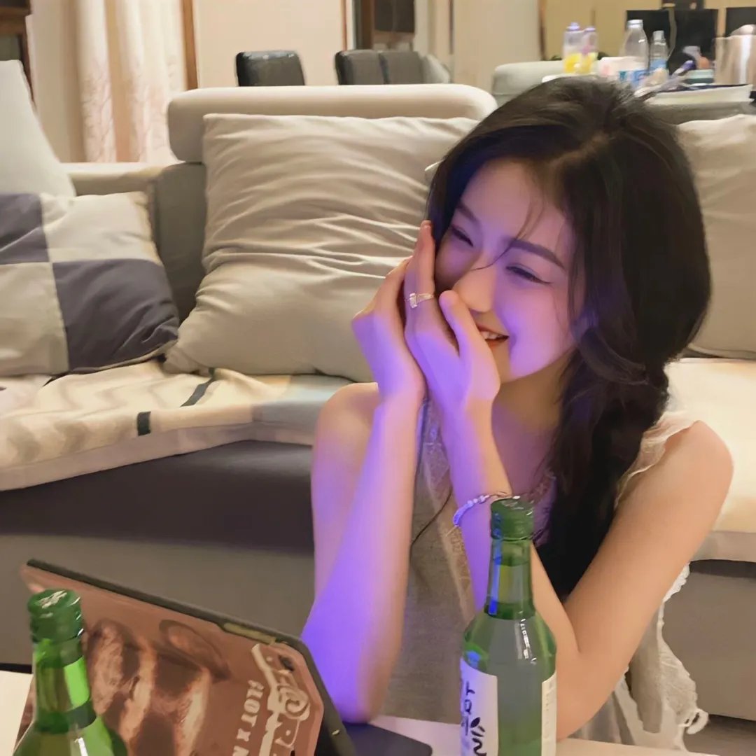 举杯畅饮的姐姐们